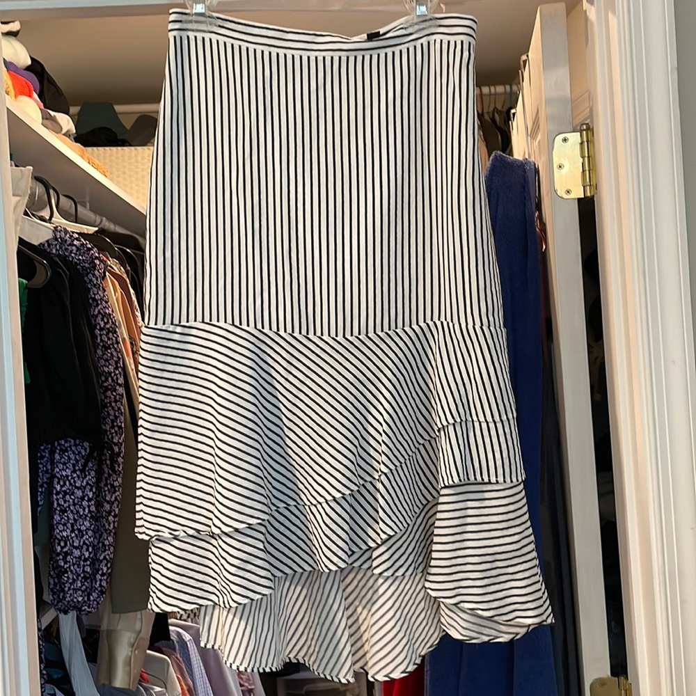 Ann Taylor flowy skirt